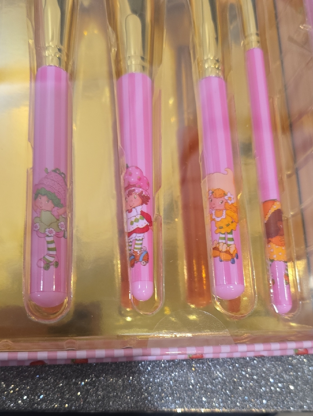 Taste Beauty X Strawberry Shortcake 4-PC Logo Cosmetic Brush Set - Picture 6 of 7